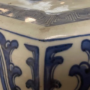 Un tabouret en porcelaine de Chine en bleu et blanc à décor d'un paysage, Qianlong — photo 14