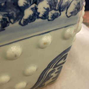 Un tabouret en porcelaine de Chine en bleu et blanc à décor d'un paysage, Qianlong — photo 16