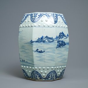 Un tabouret en porcelaine de Chine en bleu et blanc à décor d'un paysage, Qianlong — photo 3