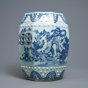 Un tabouret en porcelaine de Chine en bleu et blanc à décor d'un paysage, Qianlong — photo 5