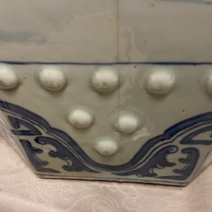 Un tabouret en porcelaine de Chine en bleu et blanc à décor d'un paysage, Qianlong — photo 8