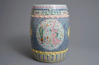 Un tabouret en porcelaine de Chine famille rose à décor de dragon et phénix, 19ème