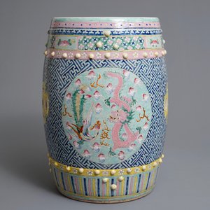 Un tabouret en porcelaine de Chine famille rose à décor de dragon et phénix, 19ème — photo 3
