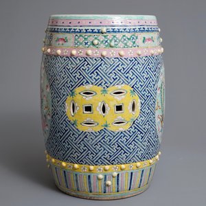 Un tabouret en porcelaine de Chine famille rose à décor de dragons et phénix, 19ème — photo 4