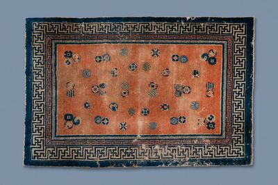 Un tapis en laine tissé à la main à décor de boules de brocart, Chine, 19ème