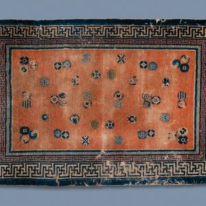 Un tapis en laine tissé à la main à décor de boules de brocart, Chine, 19ème — photo 1