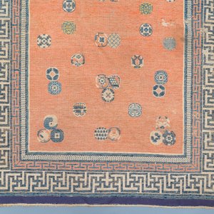 Un tapis en laine tissé à la main à décor de boules de brocart, Chine, 19ème — photo 4