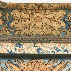 Un tapis mural en soie brodée au fil d'or à décor d'un dragon, Chine, 19ème — photo 11