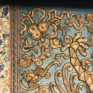 Un tapis mural en soie brodée au fil d'or à décor d'un dragon, Chine, 19ème — photo 15