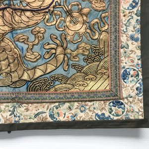 Un tapis mural en soie brodée au fil d'or à décor d'un dragon, Chine, 19ème — photo 18