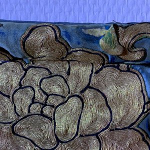 Un tapis mural en soie brodée au fil d'or à décor d'un dragon, Chine, 19ème — photo 30