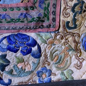 Un tapis mural en soie brodée au fil d'or à décor d'un dragon, Chine, 19ème — photo 35