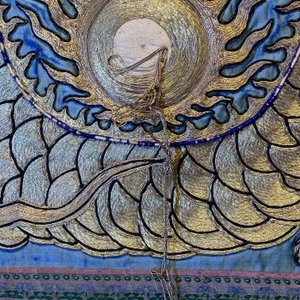 Un tapis mural en soie brodée au fil d'or à décor d'un dragon, Chine, 19ème — photo 41