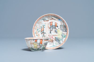 Un tasse et soucoupe en porcelaine de Chine famille rose à décor mandarin, Yongzheng/Qianlong
