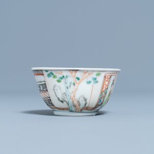 Un tasse et soucoupe en porcelaine de Chine famille rose à décor mandarin, Yongzheng/Qianlong — photo 6
