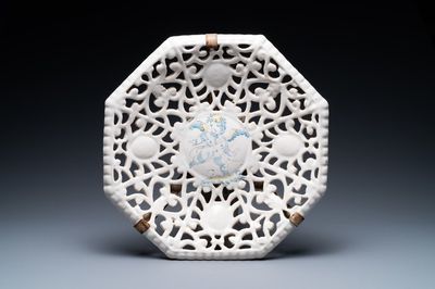 Un tazza ajouré de forme octagonale en faïence en bleu, blanc et jaune à décor d'un putto, Faenza, Italie, 17ème