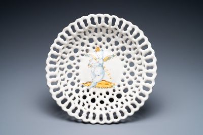 Un tazza ajouré en faïence en bleu, blanc et jaune à décor d'un putto, Faenza, Italie, 17ème