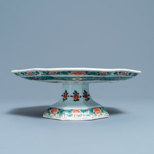Un tazza de forme octagonale en porcelaine de Chine famille verte, Kangxi — photo 3