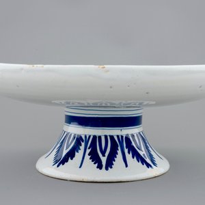 Un tazza en faïence de Delft au décor d'un putto comme fauconnier, 18ème — photo 4