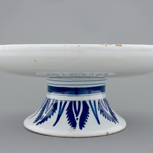 Un tazza en faïence de Delft au décor d'un putto comme fauconnier, 18ème — photo 5