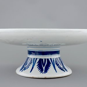 Un tazza en faïence de Delft au décor d'un putto comme fauconnier, 18ème — photo 6