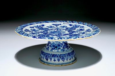 Un tazza en faïence de Delft bleu et blanc, vers 1700
