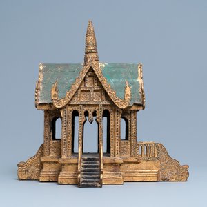 Un temple miniature en bois sculpté doré, Thaïlande, 19/20ème — photo 3