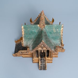 Un temple miniature en bois sculpté doré, Thaïlande, 19/20ème — photo 6