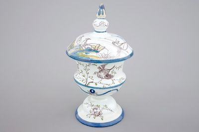 Un tirelire en faïence polychrome de Delft, 18ème