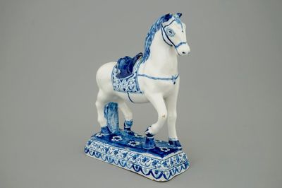 Un très beau modèle d'un cheval en faïence de Delft, 18ème