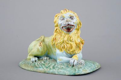 Un très beau modèle d'un lion en faïence de Bruxelles, 18ème