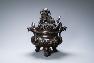 Un très grand brûle-parfum couvert en bronze, Chine, marque de Xuande, Ming