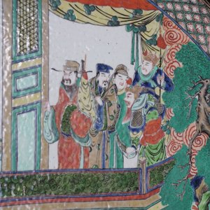 Un très grand écran en bois à médaillon en porcelaine de Chine famille verte et laque polychrome, 19ème — photo 12
