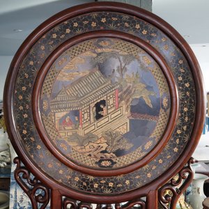 Un très grand écran en bois à médaillon en porcelaine de Chine famille verte et laque polychrome, 19ème — photo 20
