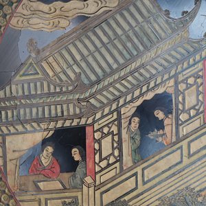 Un très grand écran en bois à médaillon en porcelaine de Chine famille verte et laque polychrome, 19ème — photo 21