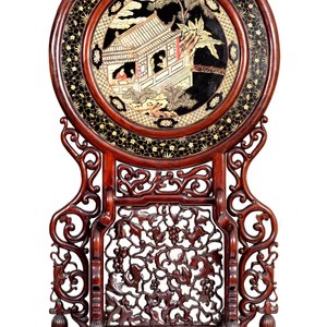 Un très grand écran en bois à médaillon en porcelaine de Chine famille verte et laque polychrome, 19ème — photo 4