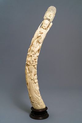 Un très grand modèle de Guanyin en ivoire sculpté, Chine, 19ème