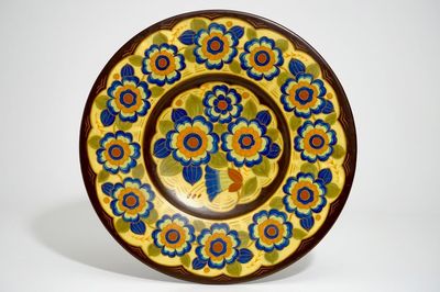 Un très grand plat à décor de fleurs en faïence, Charles Catteau pour Boch Frères Keramis