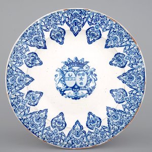 Un très grand plat armoirié, Rouen, 19ème siècle — photo 1
