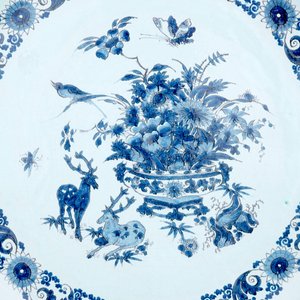 Un très grand plat au décor chinoiserie de cerfs auprès d'un vase fleuri, 17/18ème — photo 2
