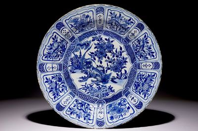 Un très grand plat au lion en porcelaine de Chine bleu et blanc de type Kraak, Ming, Wanli
