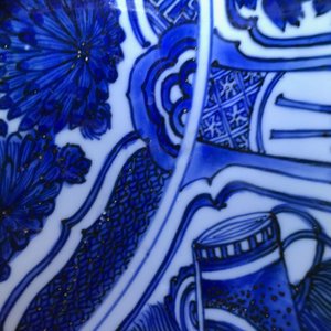 Un très grand plat au vase fleuri en porcelaine de Chine bleu et blanc de type Kraak, Wanli — photo 12