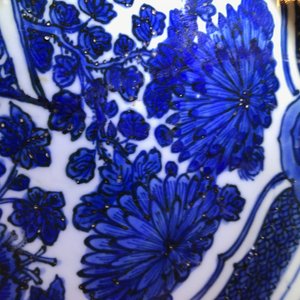Un très grand plat au vase fleuri en porcelaine de Chine bleu et blanc de type Kraak, Wanli — photo 13