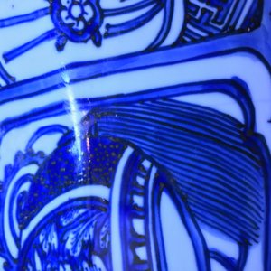 Un très grand plat au vase fleuri en porcelaine de Chine bleu et blanc de type Kraak, Wanli — photo 15