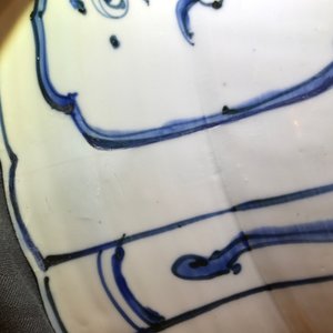 Un très grand plat au vase fleuri en porcelaine de Chine bleu et blanc de type Kraak, Wanli — photo 16