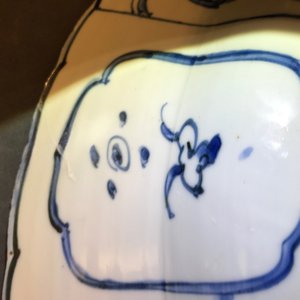Un très grand plat au vase fleuri en porcelaine de Chine bleu et blanc de type Kraak, Wanli — photo 18