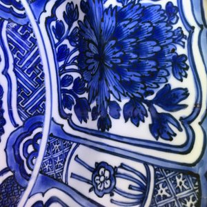 Un très grand plat au vase fleuri en porcelaine de Chine bleu et blanc de type Kraak, Wanli — photo 4