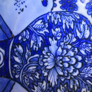 Un très grand plat au vase fleuri en porcelaine de Chine bleu et blanc de type Kraak, Wanli — photo 7