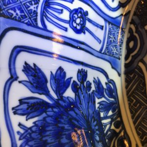 Un très grand plat au vase fleuri en porcelaine de Chine bleu et blanc de type Kraak, Wanli — photo 10