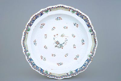 Un très grand plat en faïence de Bruxelles dans le style de Rouen, 18ème